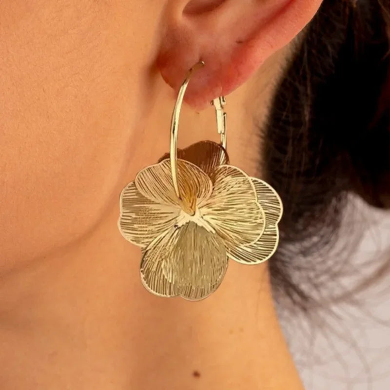 Brincos de Argola Vintage Blossom - Design Duplo com Flores Vazadas