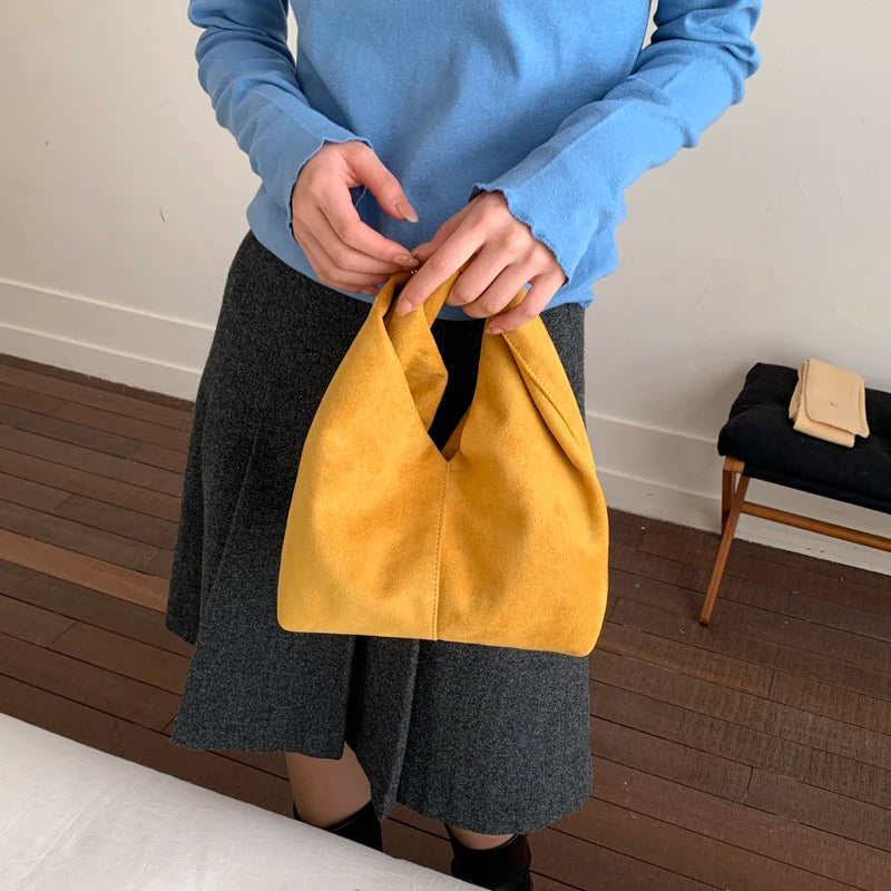 Mala Underarm Suede Petit - Silhueta Slouchy Compacta em Camurça Aveludada