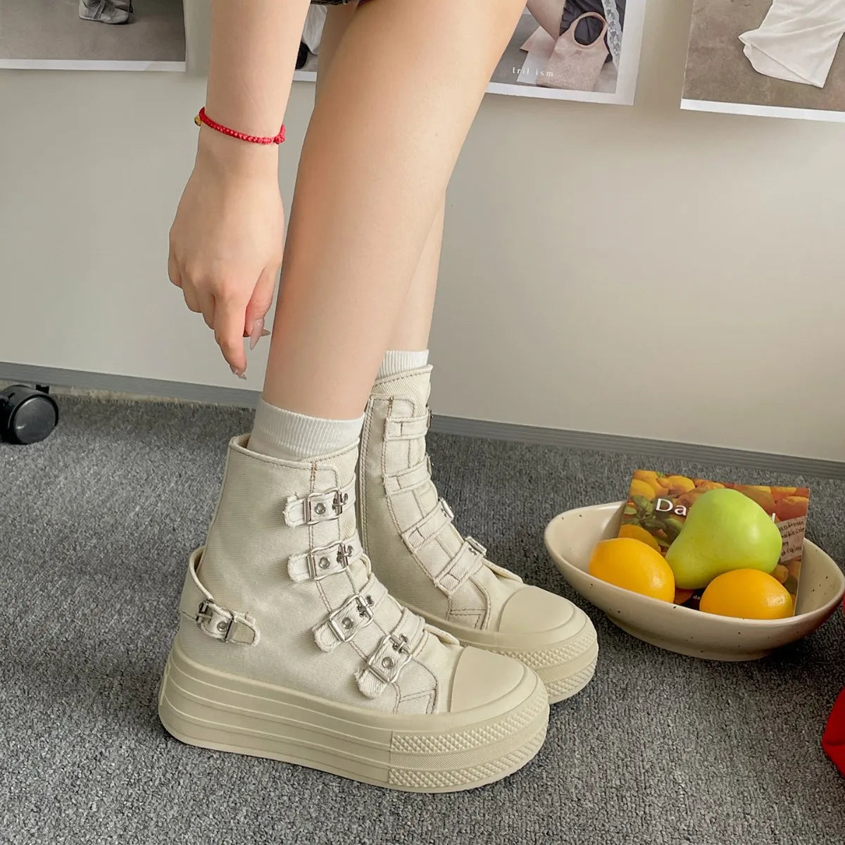 Bota Canvas Retro Bold - Salto Tratorado com Fivela Vintage em Lona Premium