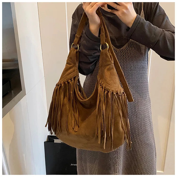 Mala Hobo Suede Tassels - Estilo Boho Chique com Detalhe de Franja em Camurça Soft
