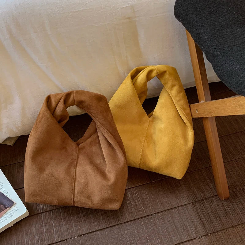 Mala Underarm Suede Petit - Silhueta Slouchy Compacta em Camurça Aveludada