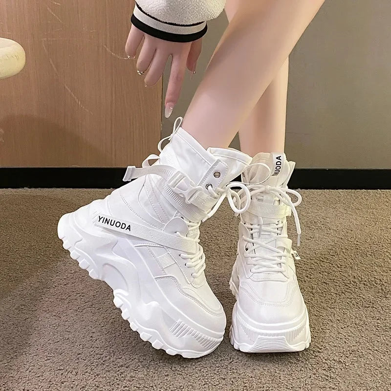 Bota Chunky Platform Moto - Design Tratorado com Atacadores e Salto Confort