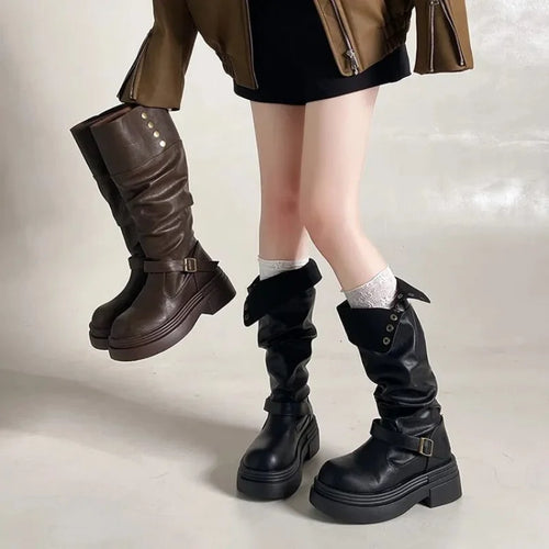 Bota Cano Alto Biker Deluxe - Design Tratorado com Fivelas de Grife