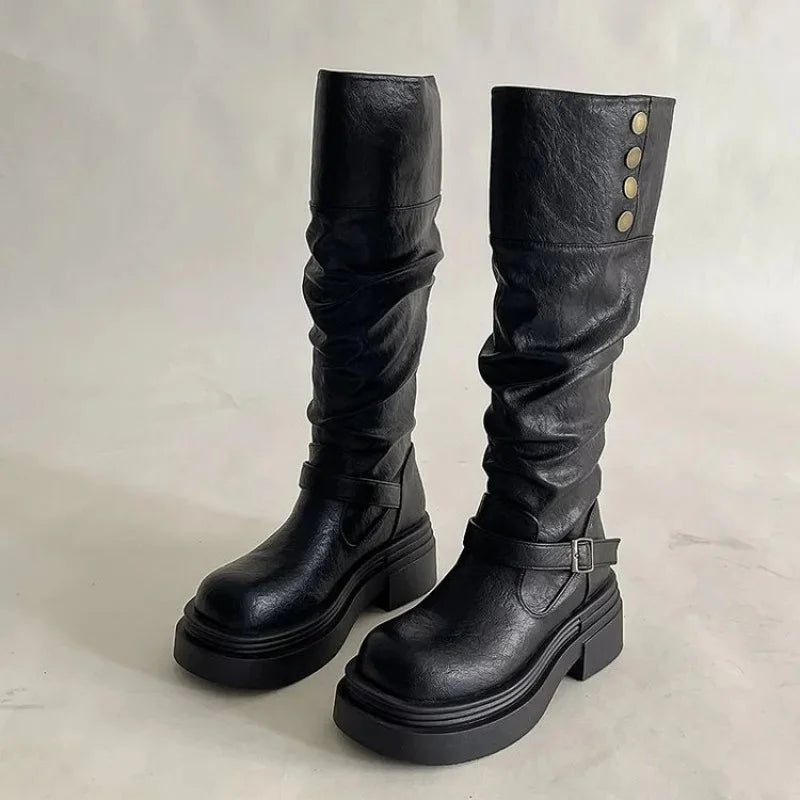 Bota Cano Alto Biker Deluxe - Design Tratorado com Fivelas de Grife