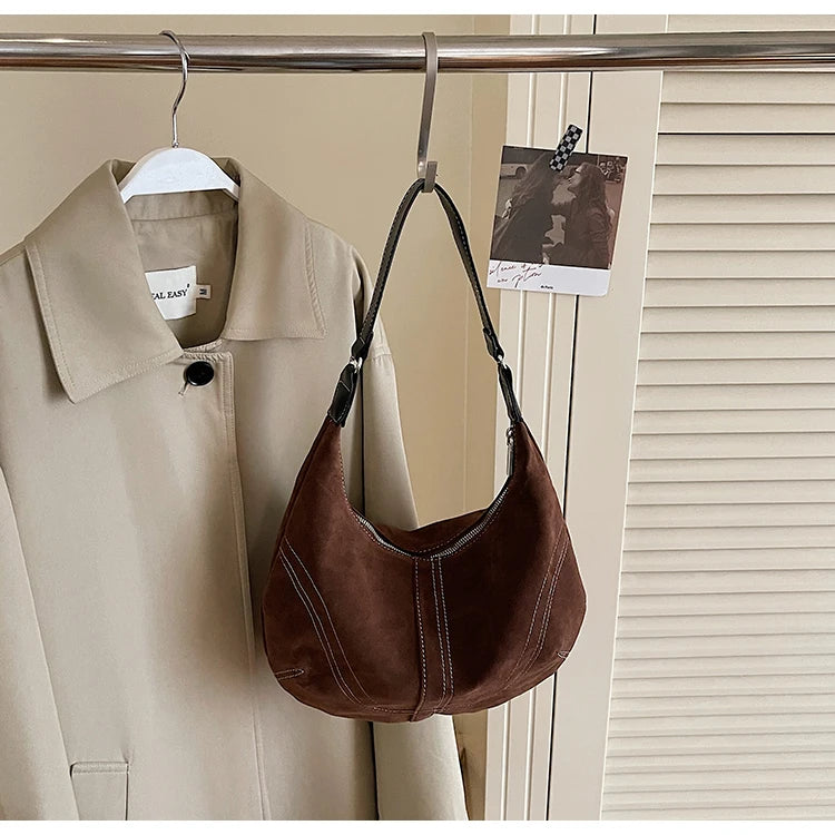 Mala Hobo Suede Stitch - Design de Costuras Retrô em Camurça Soft Versátil