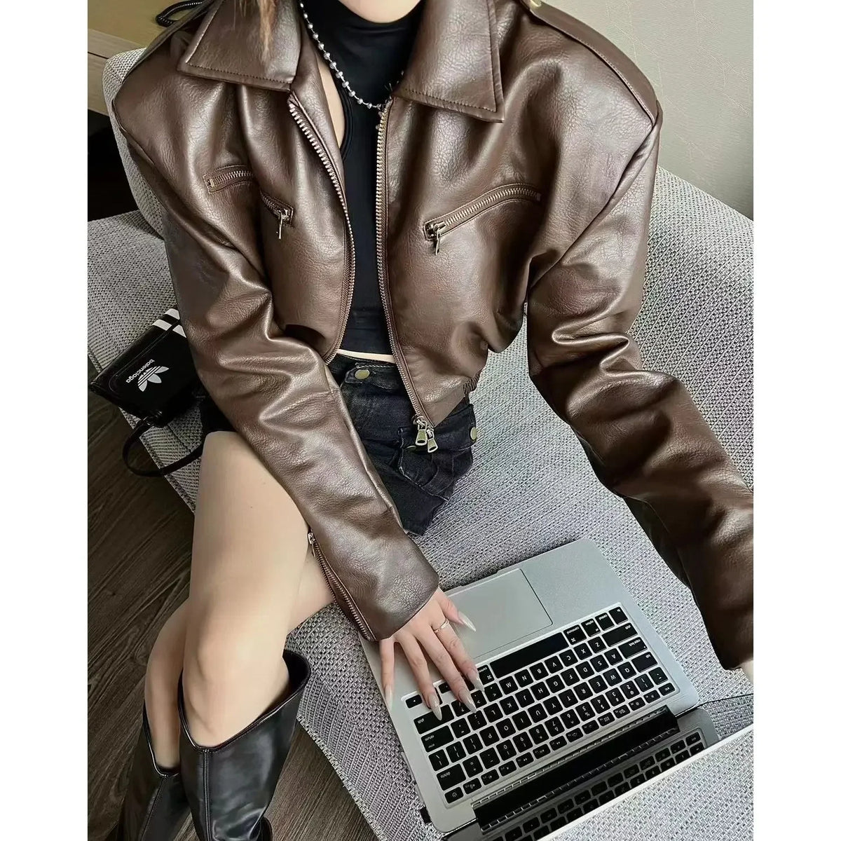 Jaqueta Biker Cropped Paris - Caimento Curto Fashionista em Cabedal Premium