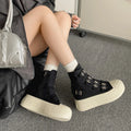 Bota Canvas Retro Bold - Salto Tratorado com Fivela Vintage em Lona Premium
