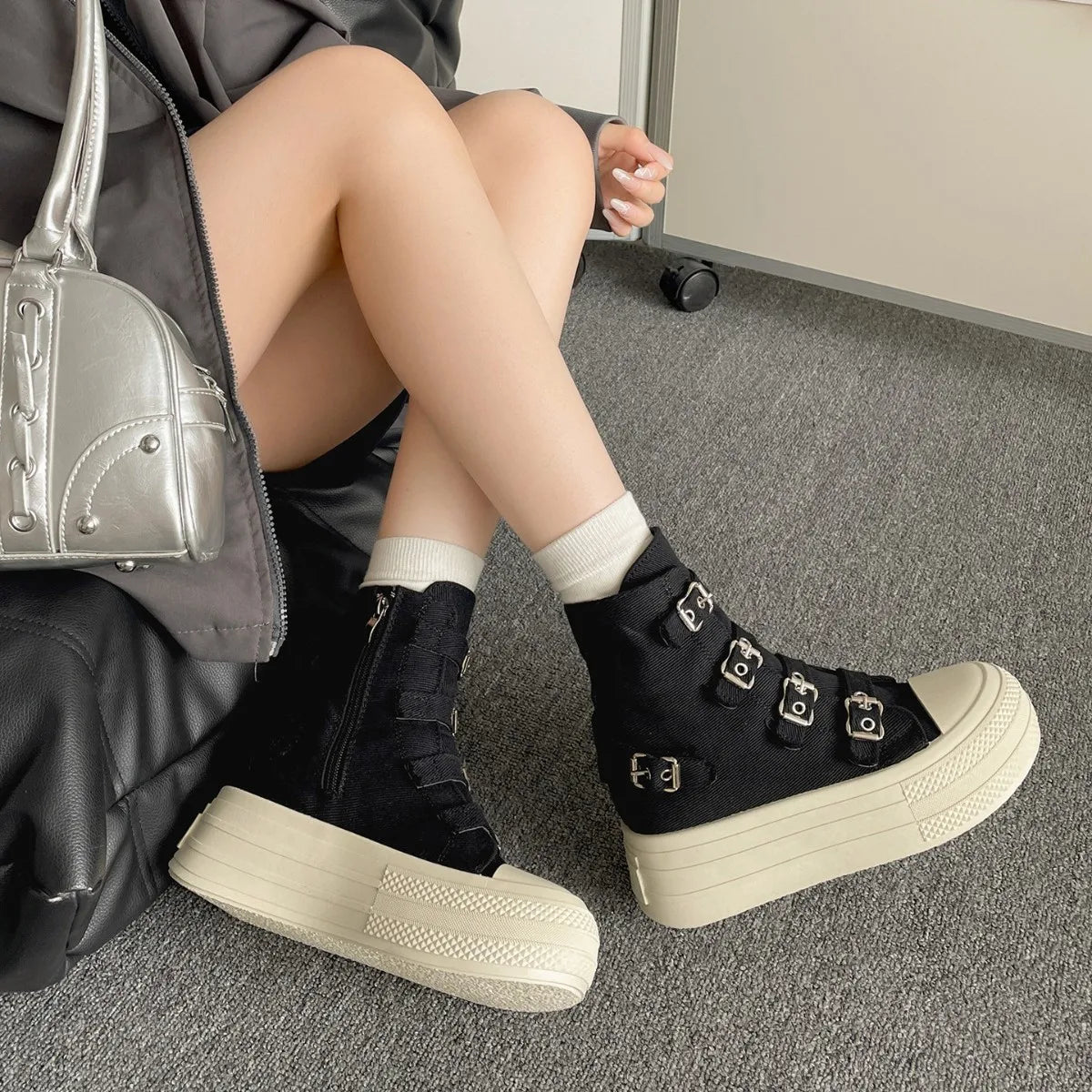 Bota Canvas Retro Bold - Salto Tratorado com Fivela Vintage em Lona Premium