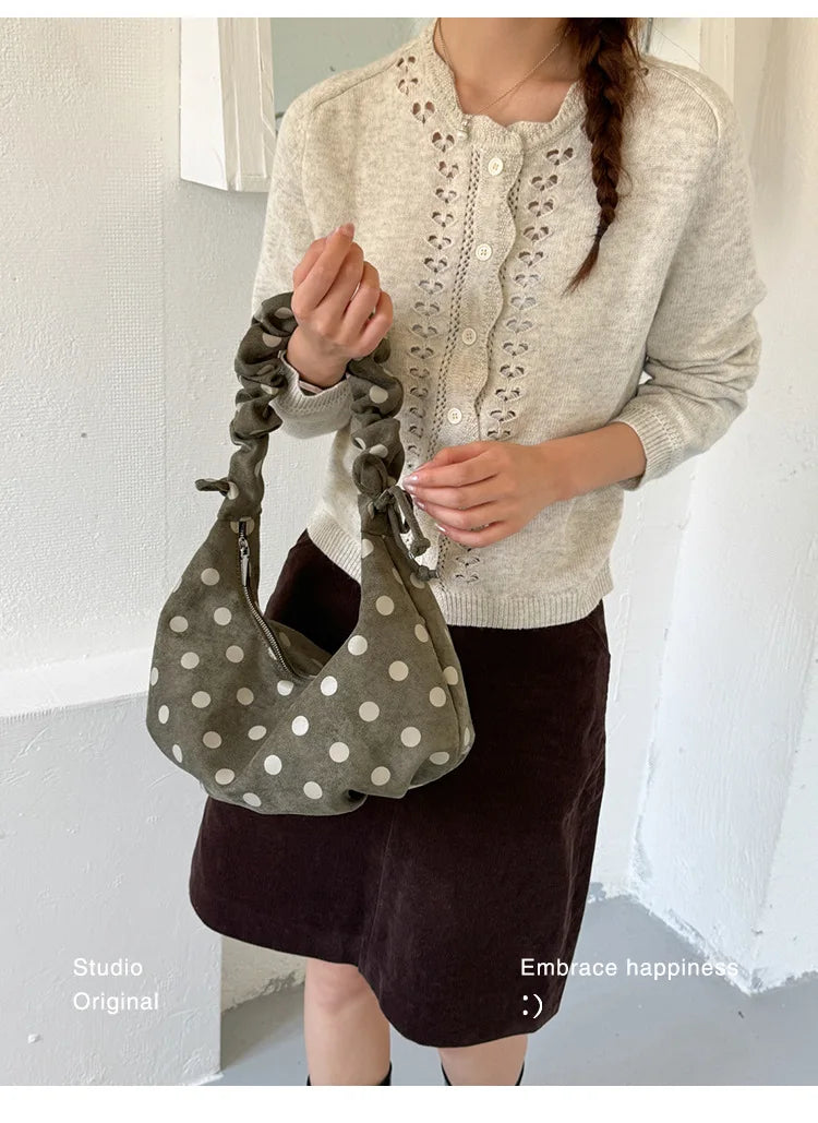 Mala Dumpling Suede Dot - Silhueta Pastel em Camurça Macia com Estampa Poá