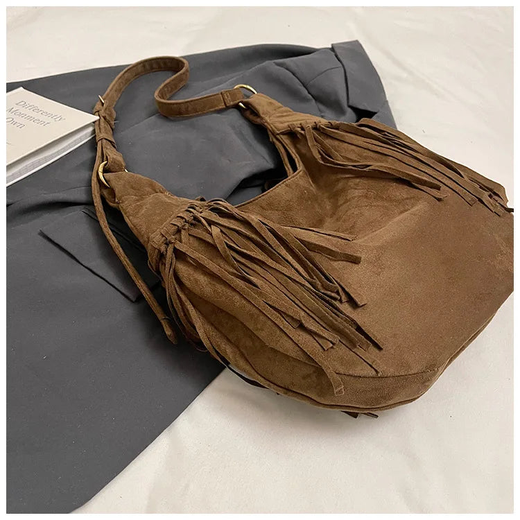 Mala Hobo Suede Tassels - Estilo Boho Chique com Detalhe de Franja em Camurça Soft