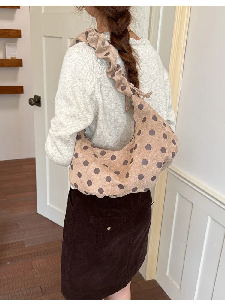 Mala Dumpling Suede Dot - Silhueta Pastel em Camurça Macia com Estampa Poá