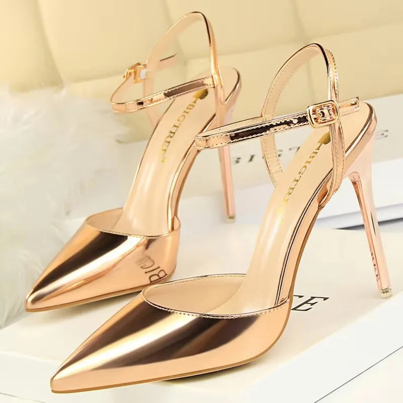 Sandália Stiletto Gala - Tiras Finas em Verniz com Salto Agulha de Grife