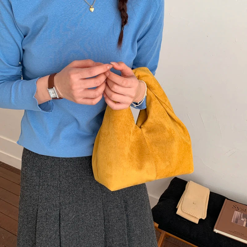 Mala Underarm Suede Petit - Silhueta Slouchy Compacta em Camurça Aveludada