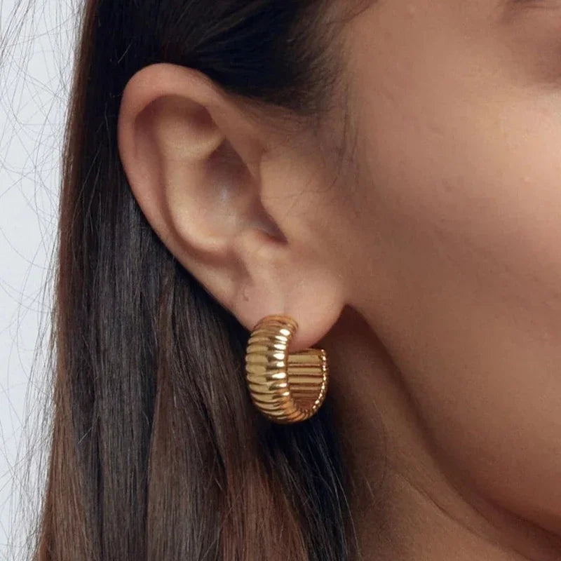 Brincos de Argola Striped C-Shape - Design Canelado Banhado a Ouro