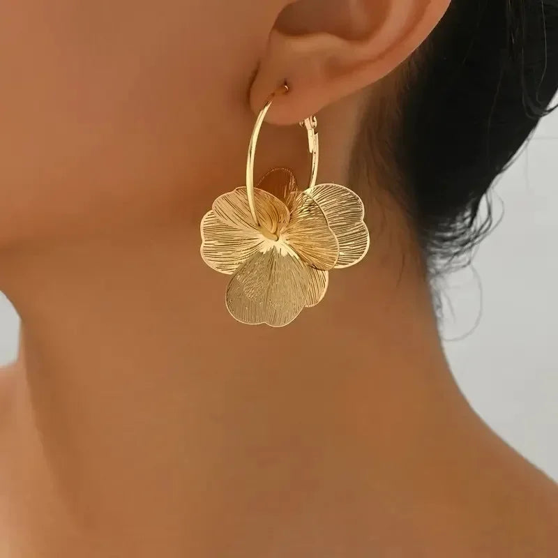 Brincos de Argola Vintage Blossom - Design Duplo com Flores Vazadas