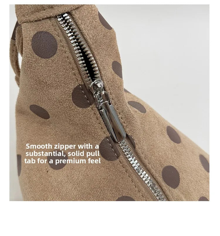 Mala Dumpling Suede Dot - Silhueta Pastel em Camurça Macia com Estampa Poá