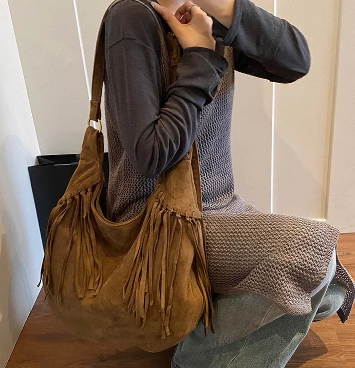 Mala Hobo Suede Tassels - Estilo Boho Chique com Detalhe de Franja em Camurça Soft