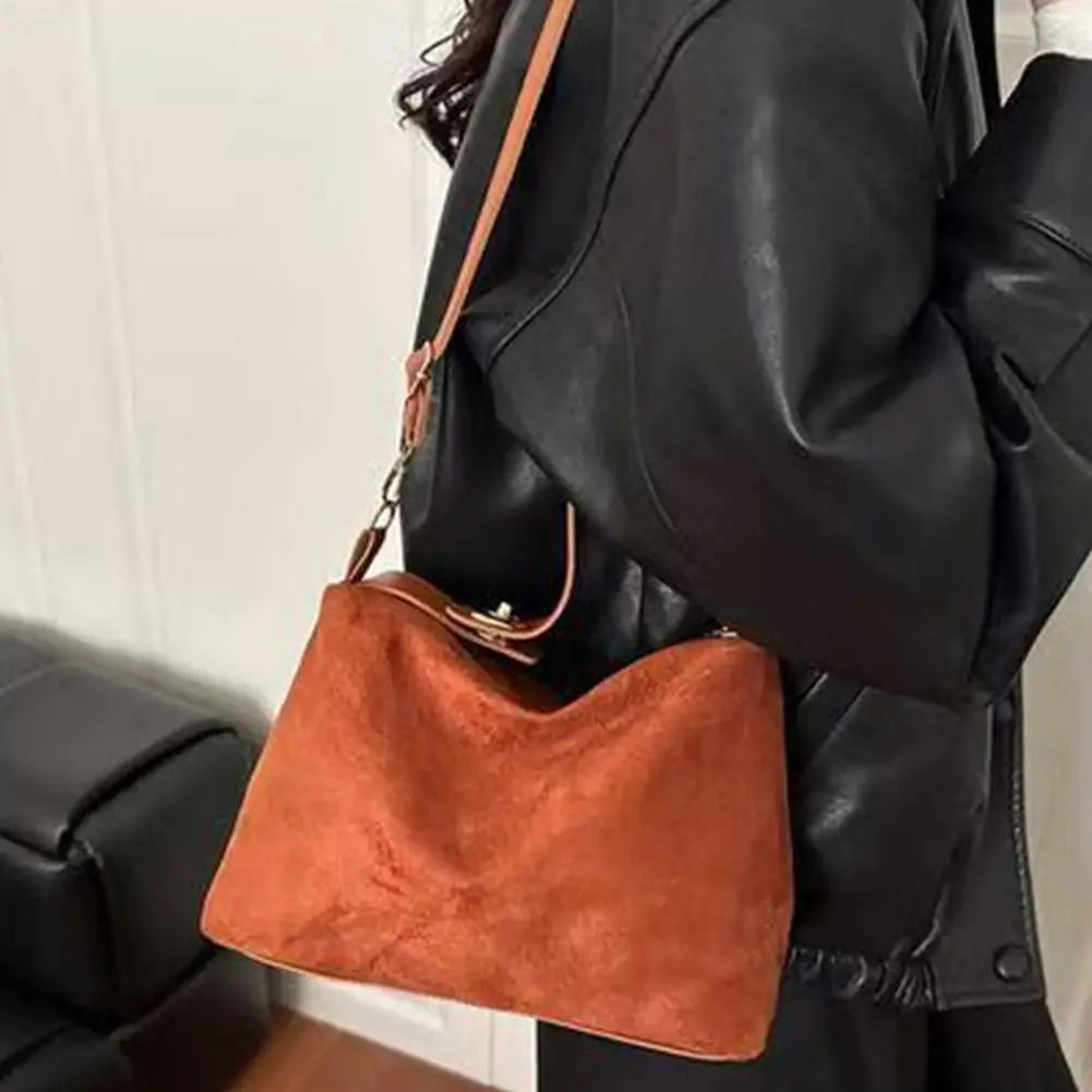 Mala Underarm Suede Classique - Silhueta de Axila Minimalista com Acabamento Fosco