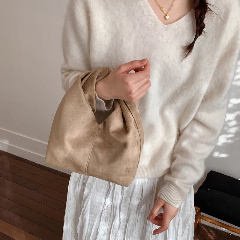 Mala Underarm Suede Petit - Silhueta Slouchy Compacta em Camurça Aveludada