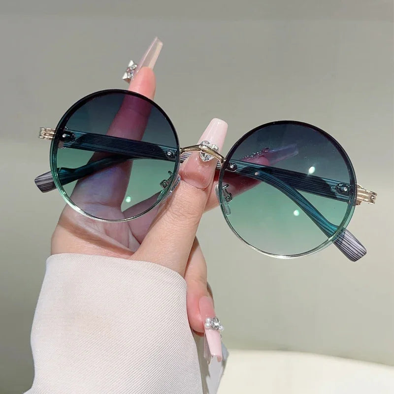 Óculos de Sol Round Aura - Lentes em Degradê Colorido com Proteção UV400