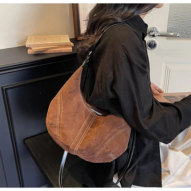 Mala Hobo Suede Stitch - Design de Costuras Retrô em Camurça Soft Versátil