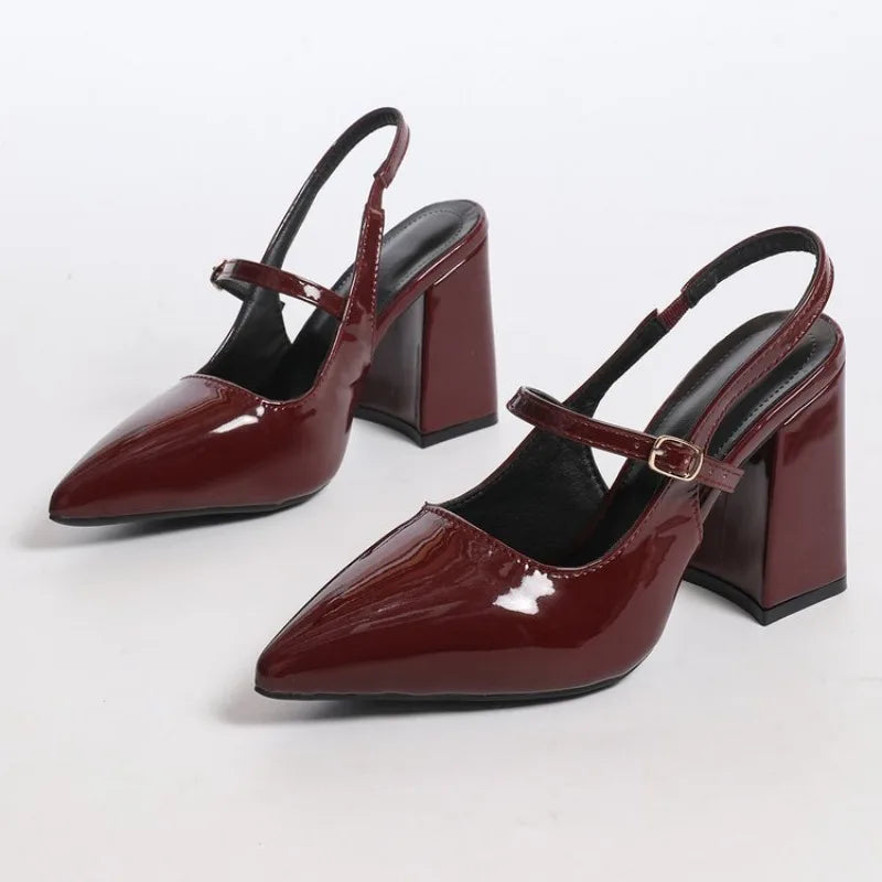 Sapato Slingback Scarlet - Silhueta Pointed Toe em Verniz com Salto Fino