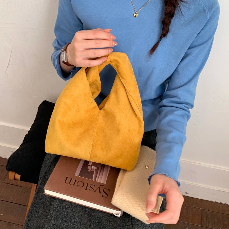 Mala Underarm Suede Petit - Silhueta Slouchy Compacta em Camurça Aveludada