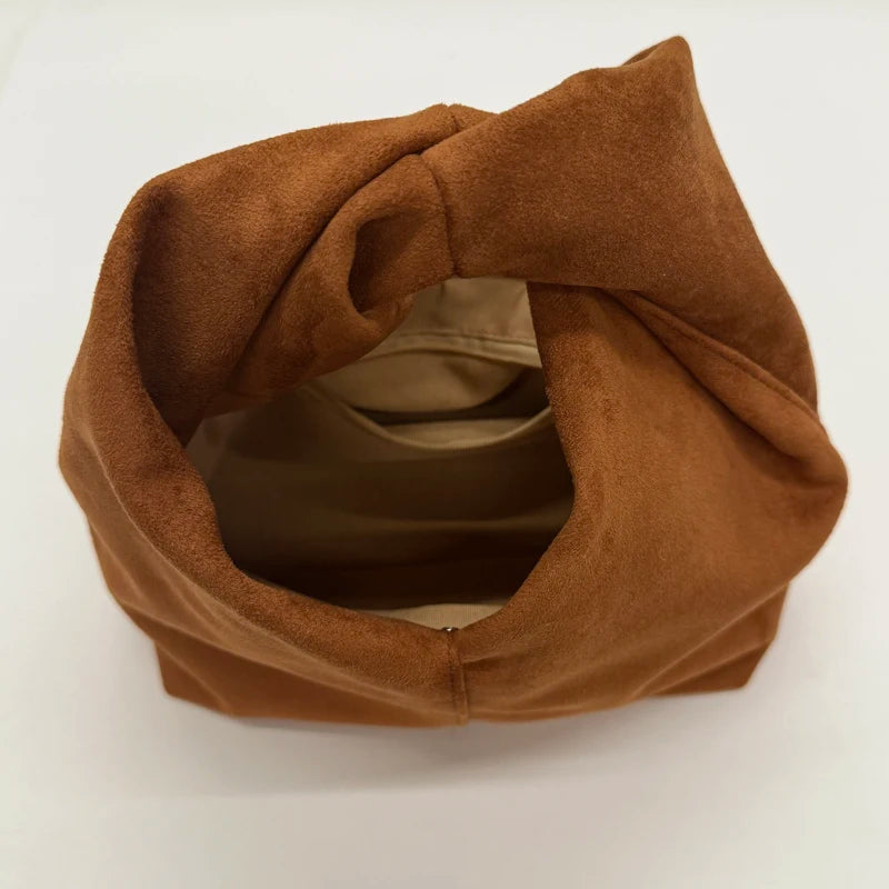 Mala Underarm Suede Petit - Silhueta Slouchy Compacta em Camurça Aveludada