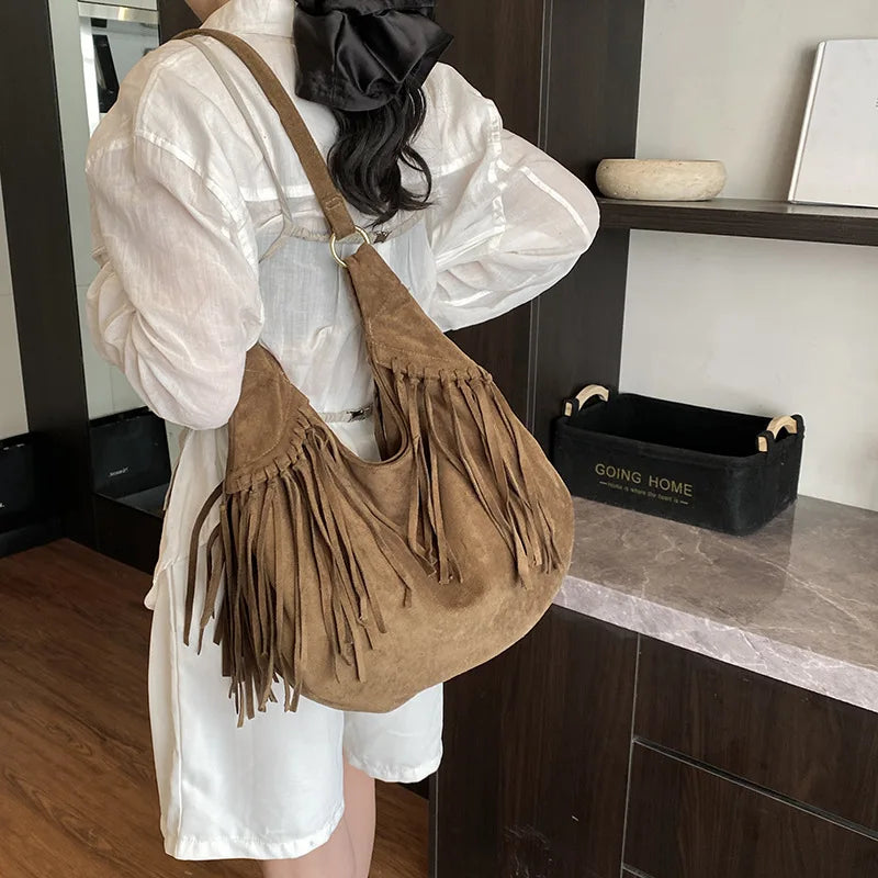 Mala Hobo Suede Tassels - Estilo Boho Chique com Detalhe de Franja em Camurça Soft