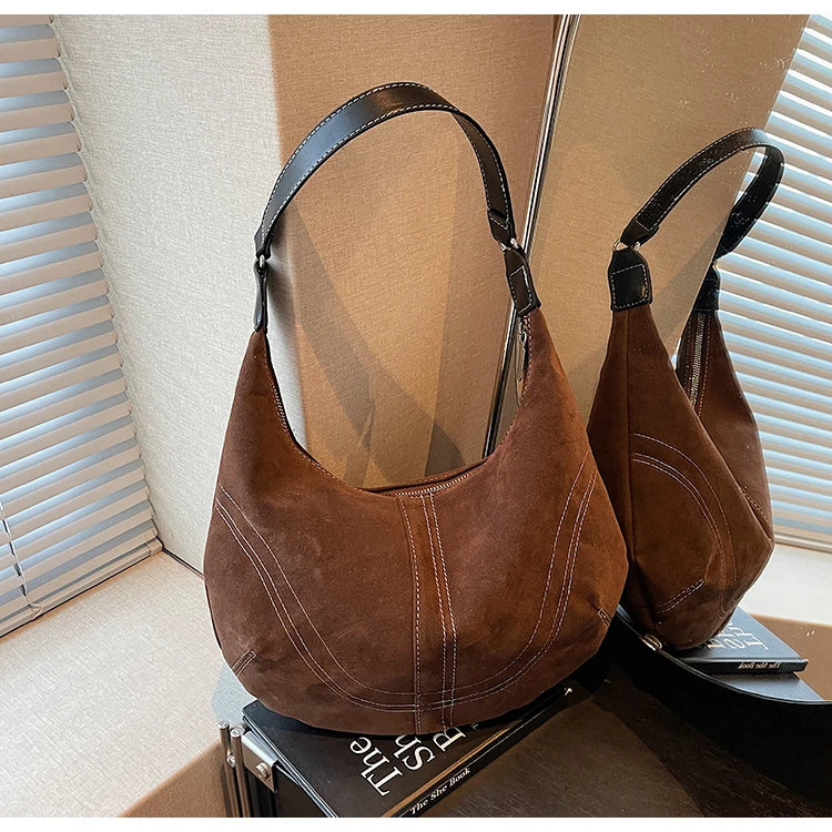 Mala Hobo Suede Stitch - Design de Costuras Retrô em Camurça Soft Versátil
