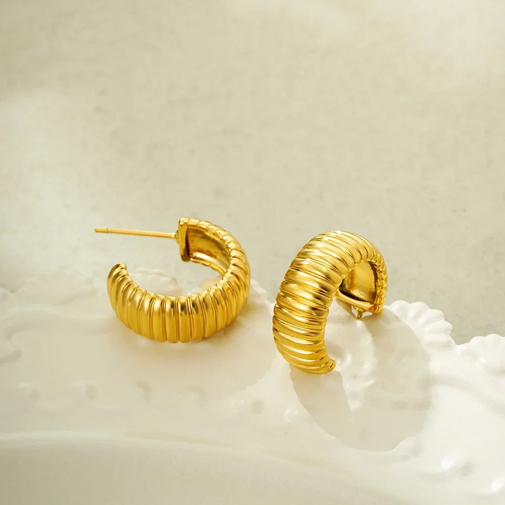 Brincos de Argola Striped C-Shape - Design Canelado Banhado a Ouro