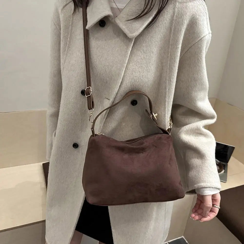 Mala Transversal Suede Vintage - Alça Regulável com Ferragens de Grife em Camurça Soft