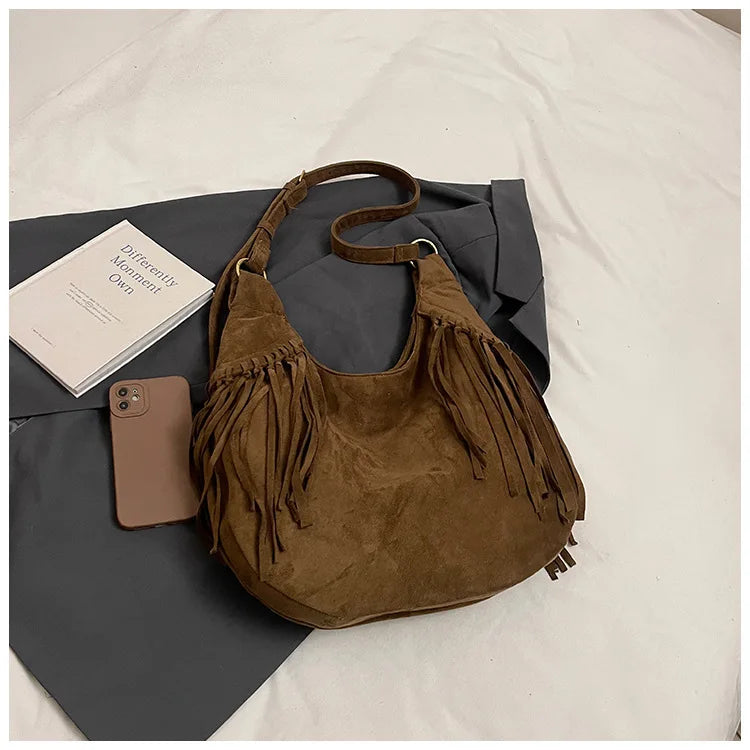 Mala Hobo Suede Tassels - Estilo Boho Chique com Detalhe de Franja em Camurça Soft