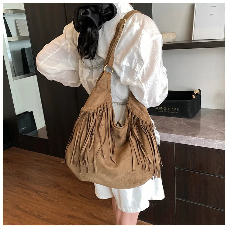 Mala Hobo Suede Tassels - Estilo Boho Chique com Detalhe de Franja em Camurça Soft