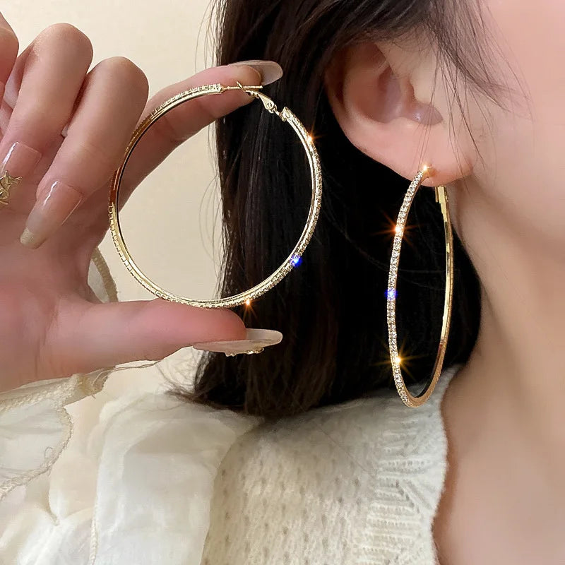 Brincos de Argola Cristal Gala - Cravejados com Strass de Alto Impacto