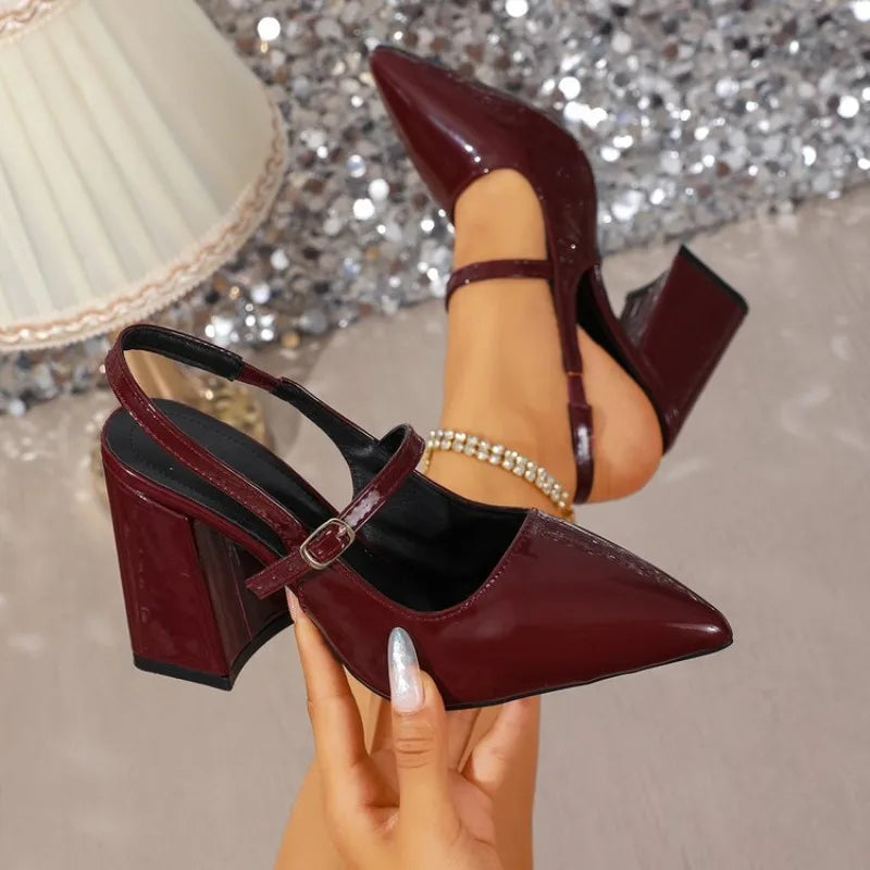 Sapato Slingback Scarlet - Silhueta Pointed Toe em Verniz com Salto Fino