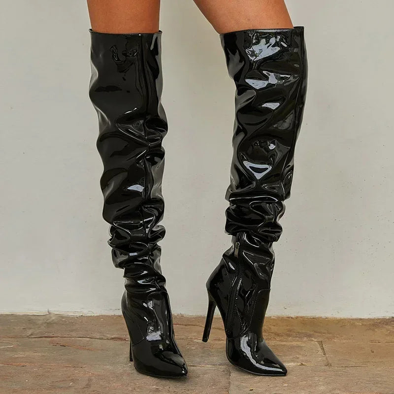 Bota Over-the-Knee Slim - Silhueta Ajustada com Bico Fino e Salto Agulha