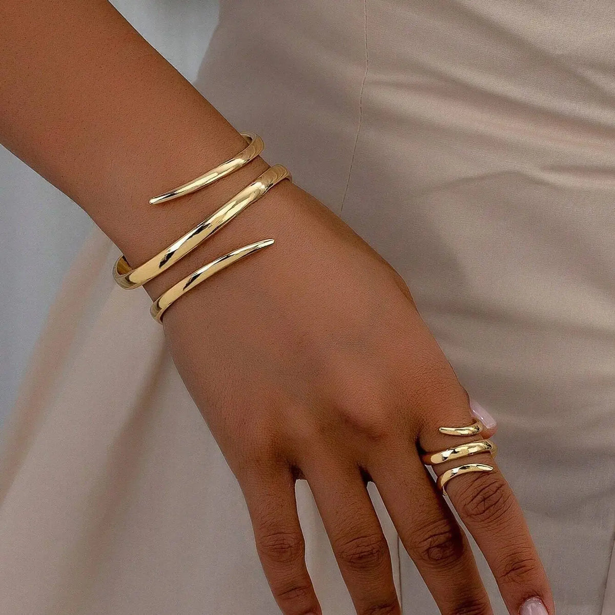 Conjunto Corrente Cartier - Pulseira e Anel Banhados a Ouro