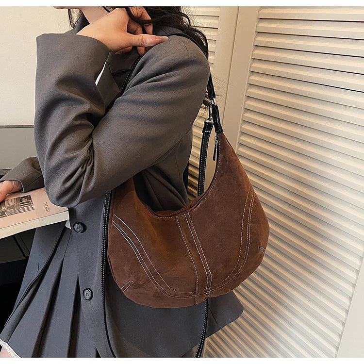 Mala Hobo Suede Stitch - Design de Costuras Retrô em Camurça Soft Versátil