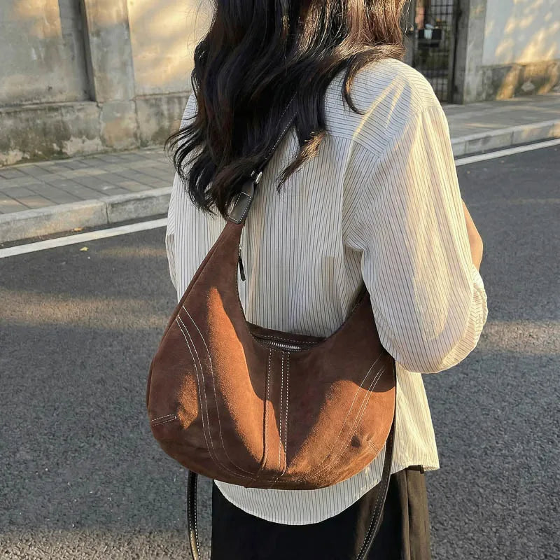 Mala Hobo Suede Stitch - Design de Costuras Retrô em Camurça Soft Versátil