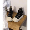 Bota Canvas Street Heritage - Design Cano Alto em Lona Premium com Fivelas Góticas