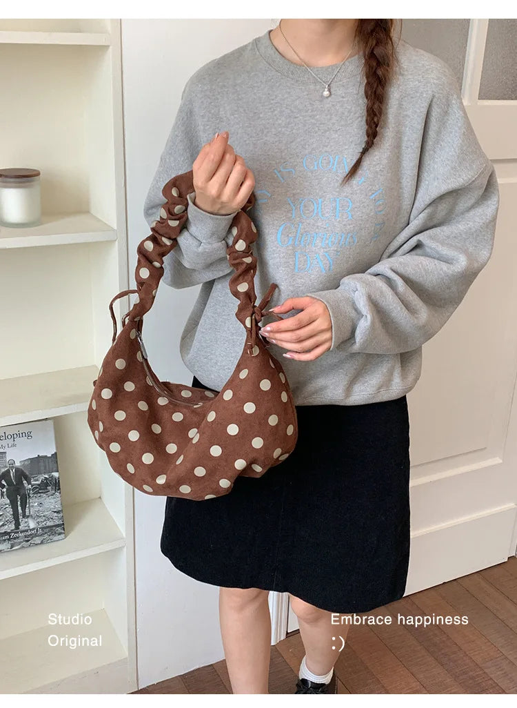 Mala Dumpling Suede Dot - Silhueta Pastel em Camurça Macia com Estampa Poá