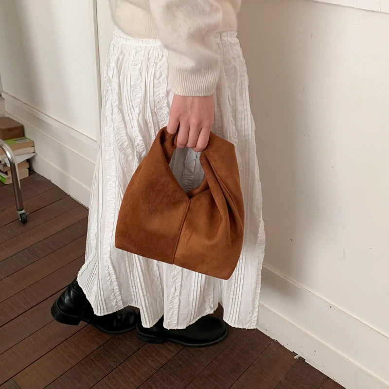 Mala Underarm Suede Petit - Silhueta Slouchy Compacta em Camurça Aveludada