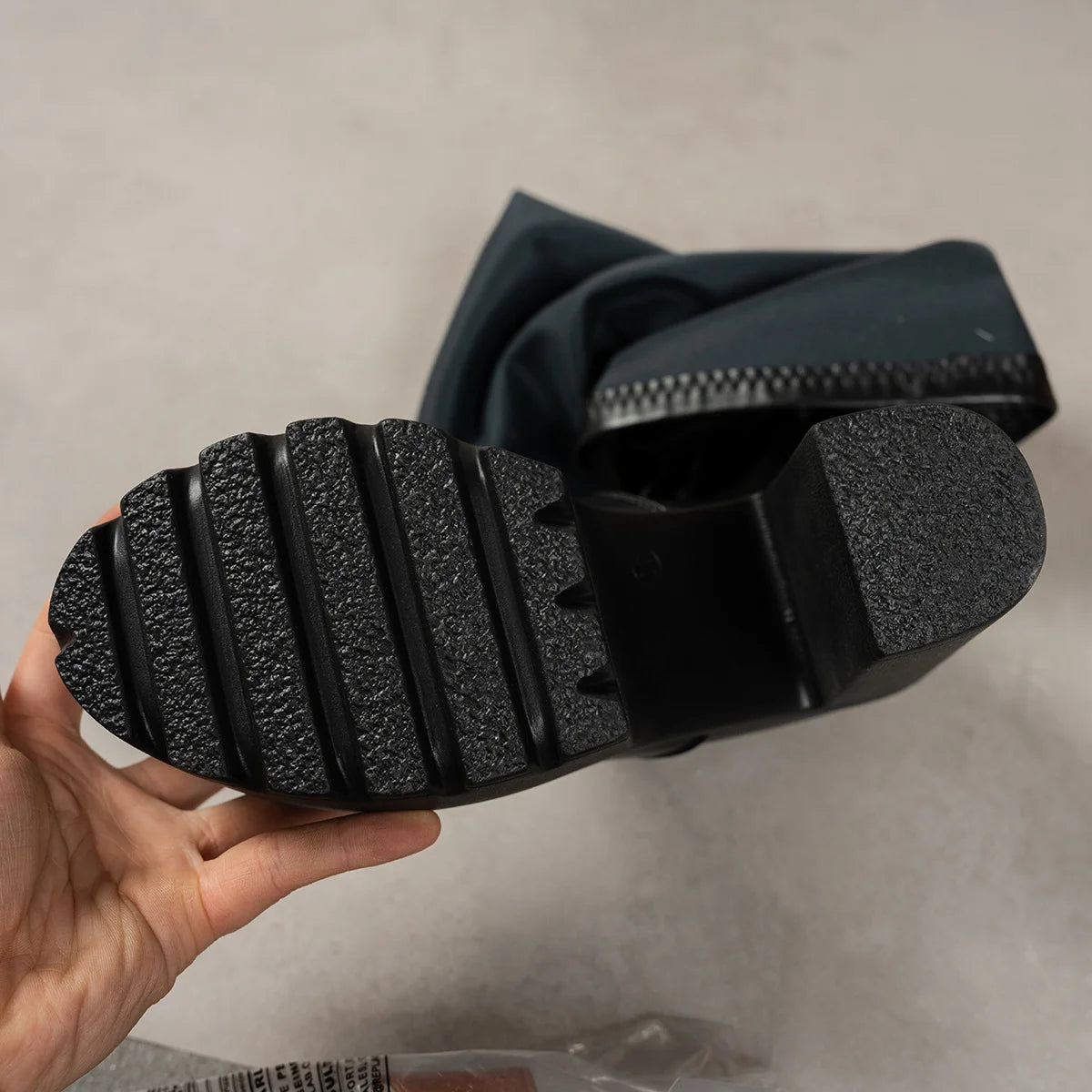 Bota Cano Alto Chunky Block - Design Urbano com Sola Robusta e Salto Bloco