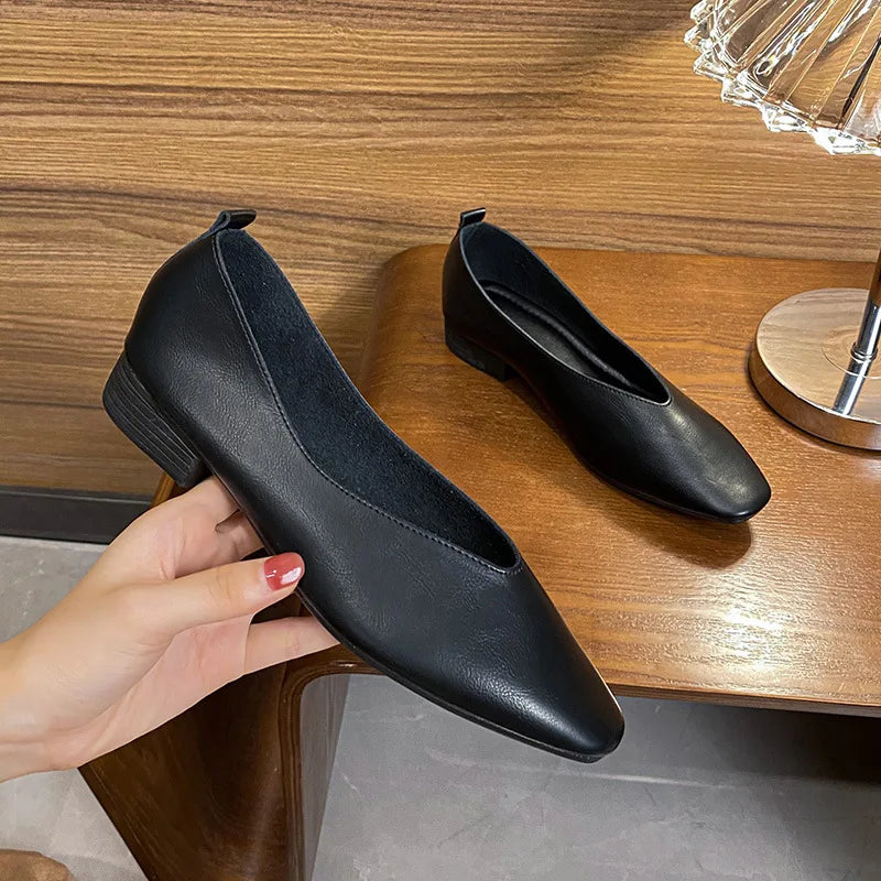 Sapatilha French Riviera - Design Rasteiro de Bico Quadrado com Tira Slim