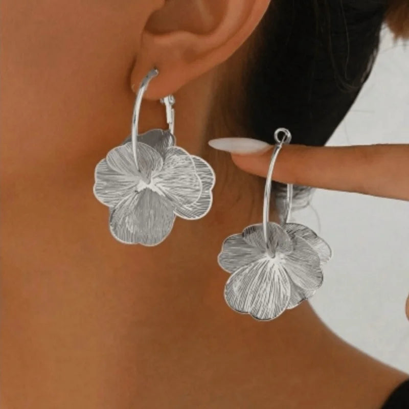 Brincos de Argola Vintage Blossom - Design Duplo com Flores Vazadas