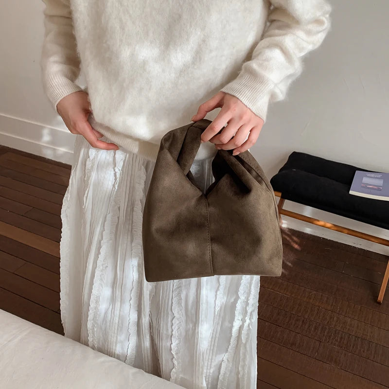 Mala Underarm Suede Petit - Silhueta Slouchy Compacta em Camurça Aveludada