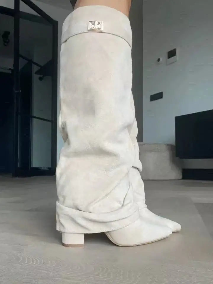 Bota Cano Alto Buckle Deluxe - Bico Fino com Detalhe de Fivela Premium