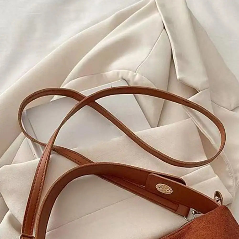 Mala Underarm Suede Classique - Silhueta de Axila Minimalista com Acabamento Fosco