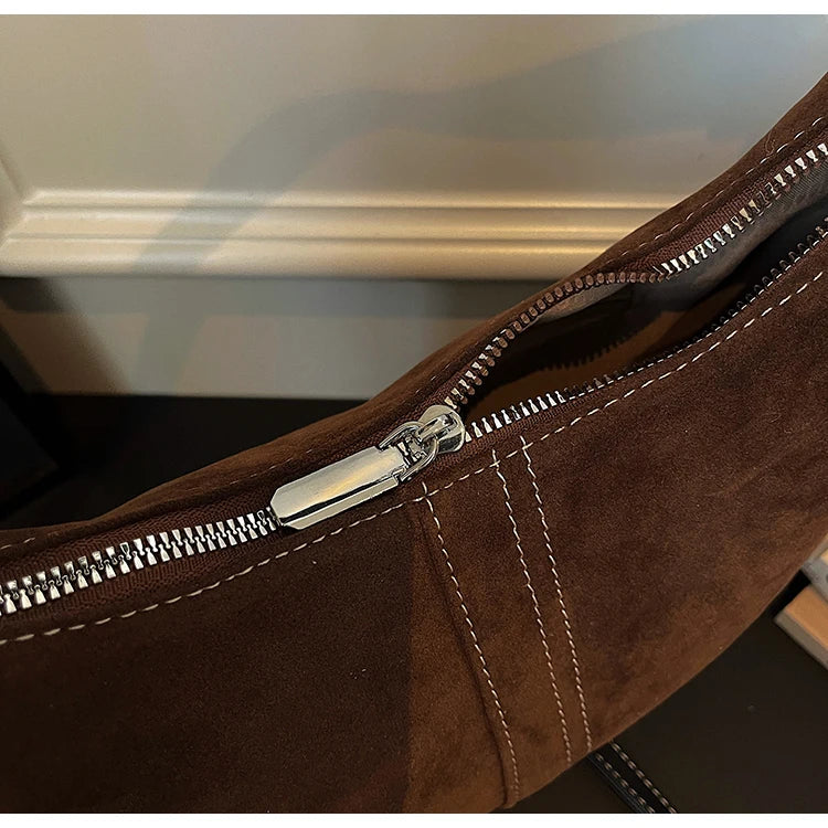 Mala Hobo Suede Stitch - Design de Costuras Retrô em Camurça Soft Versátil